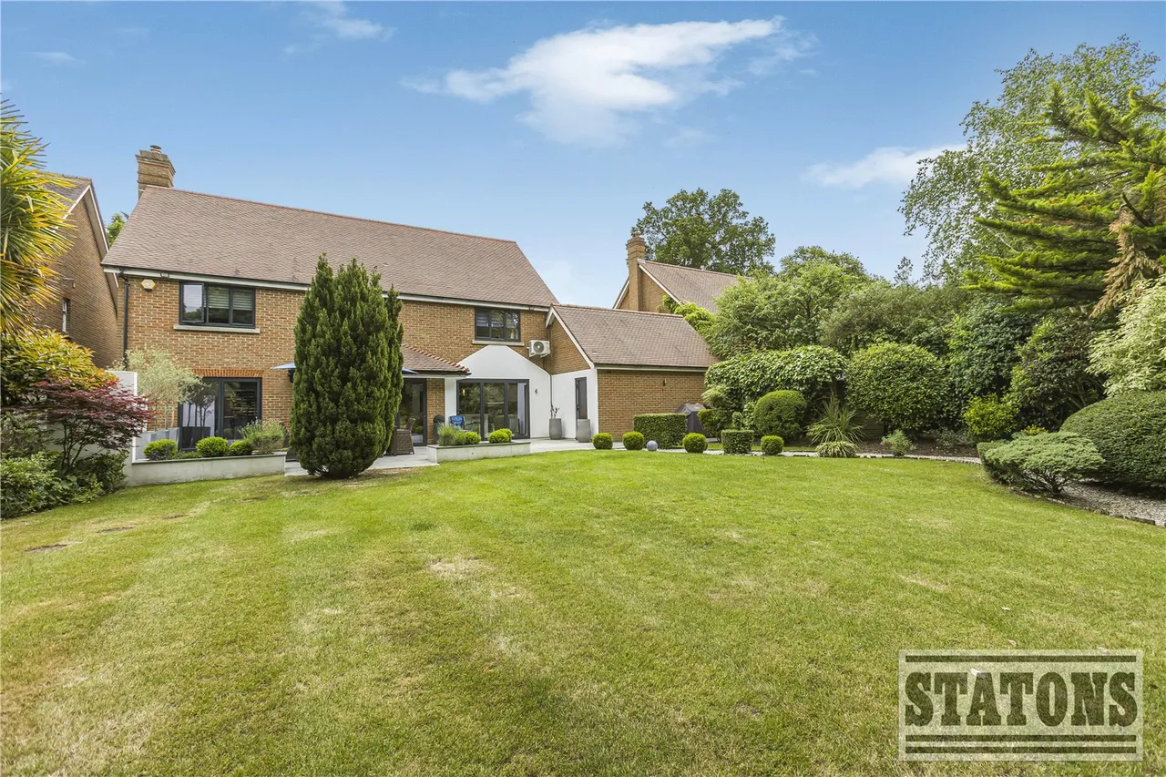 May Gardens, Elstree, Hertfordshire, WD6 3RZ, photo 2