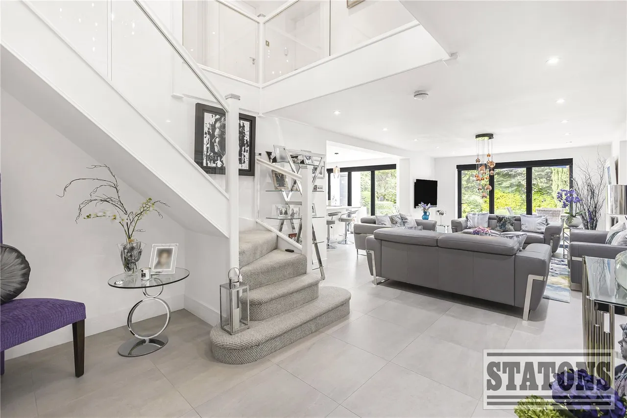 May Gardens, Elstree, Hertfordshire, WD6 3RZ, photo 3