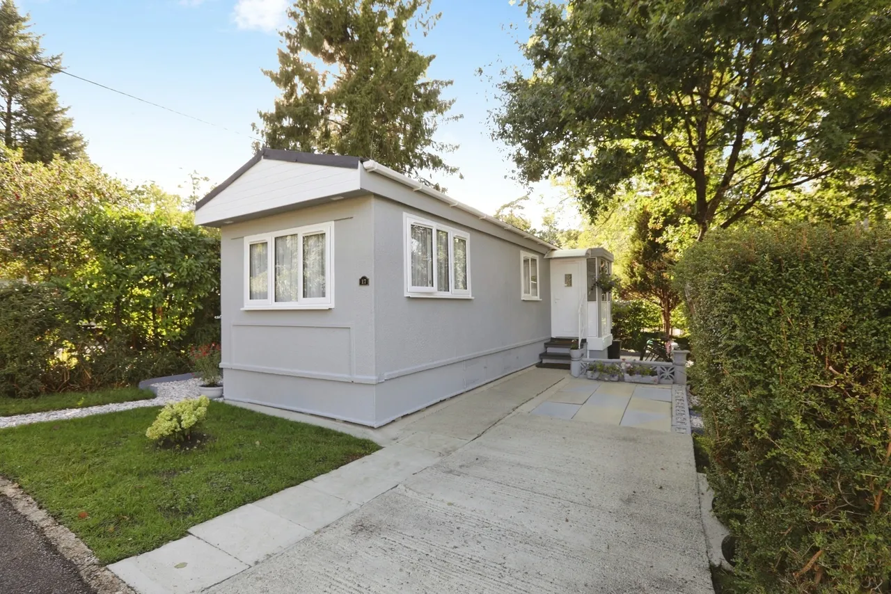 2 bed mobile home for sale, Turtle Dove Avenue, Turners Hill Park, RH10