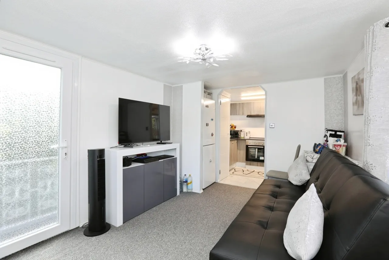 Turtle Dove Avenue, Turners Hill Park, RH10, photo 4