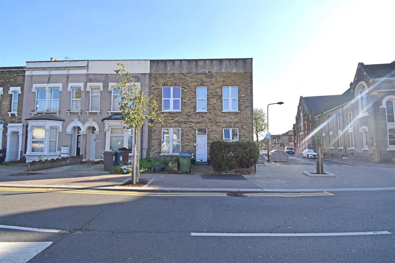 1 bed flat to rent — Cann Hall Road, London