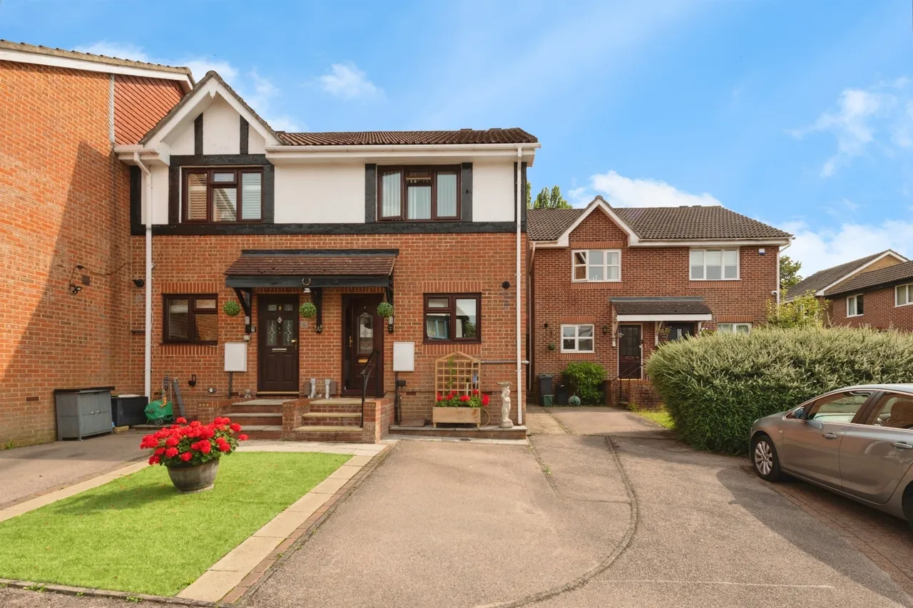 2 bed house for sale, Caxton Rise, Redhill, RH1