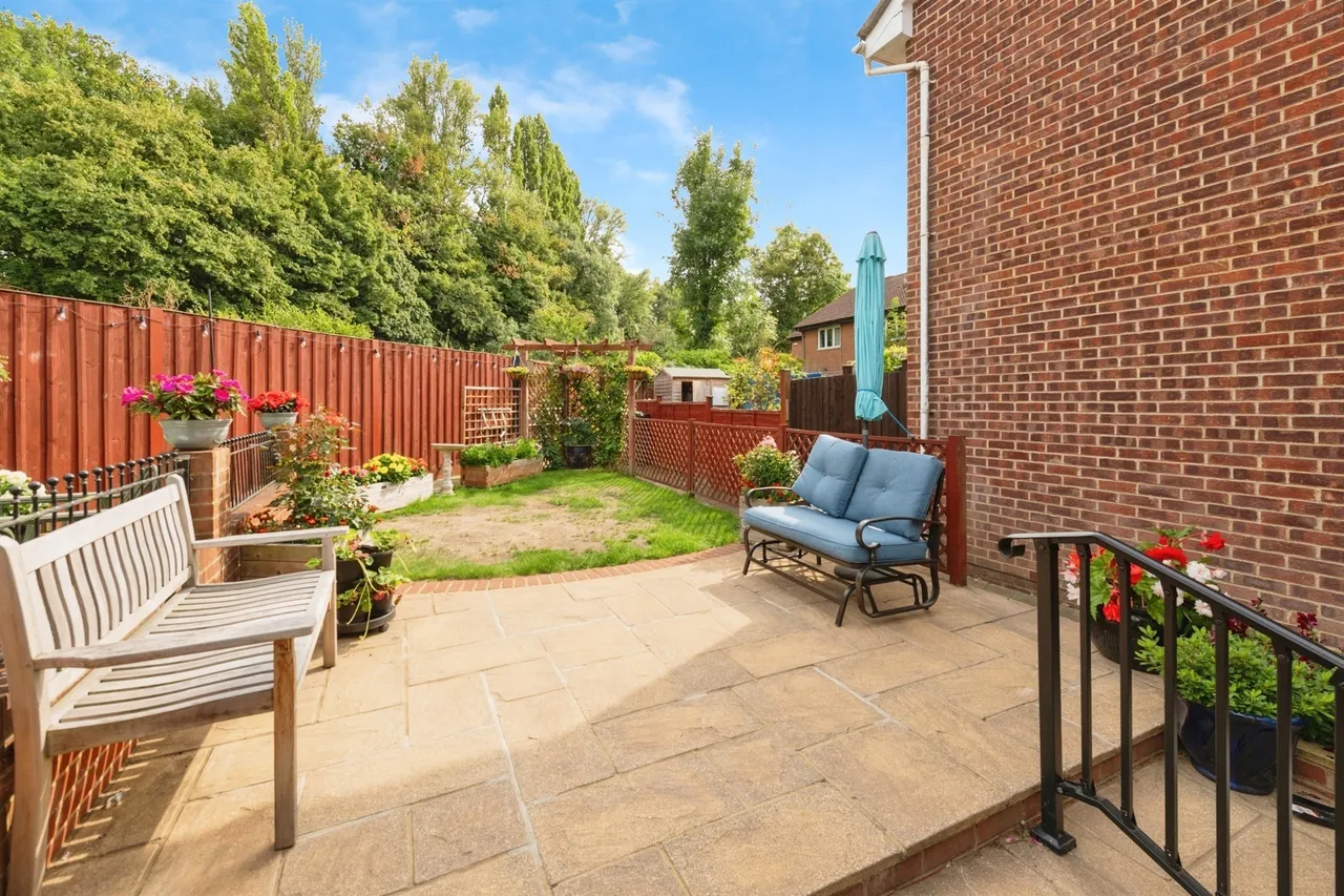 Caxton Rise, Redhill, RH1, photo 13