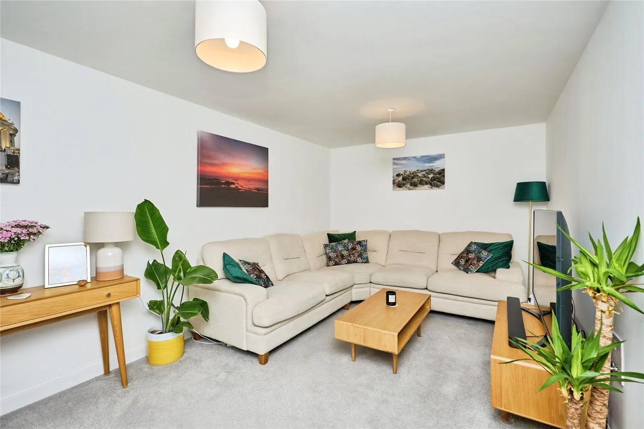 Squirrel Close, Newport, PO30, photo 5