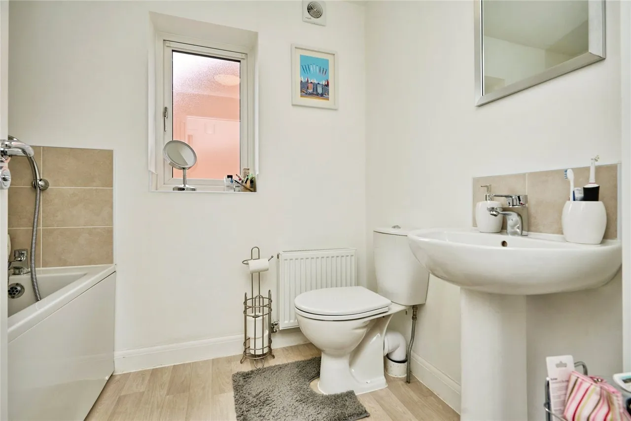 Squirrel Close, Newport, PO30, photo 12