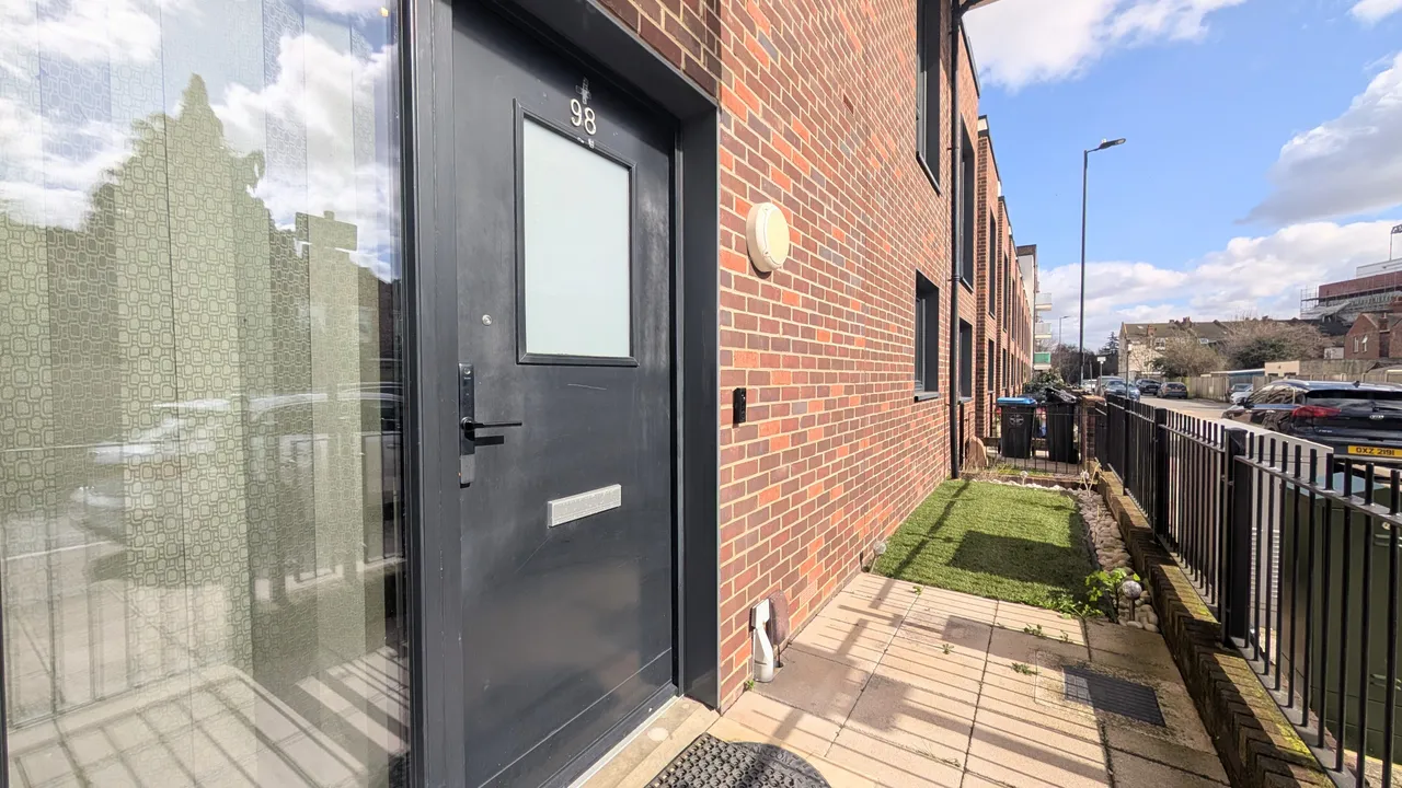 3 bed house to rent — Fishers Way, Wembley, HA0