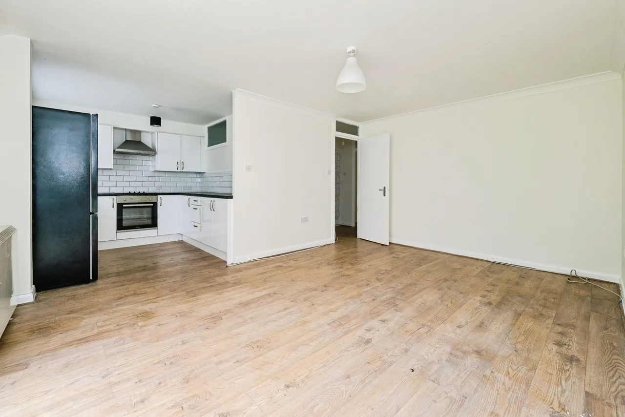 Trotwood, Chigwell, Essex, IG7, photo 4