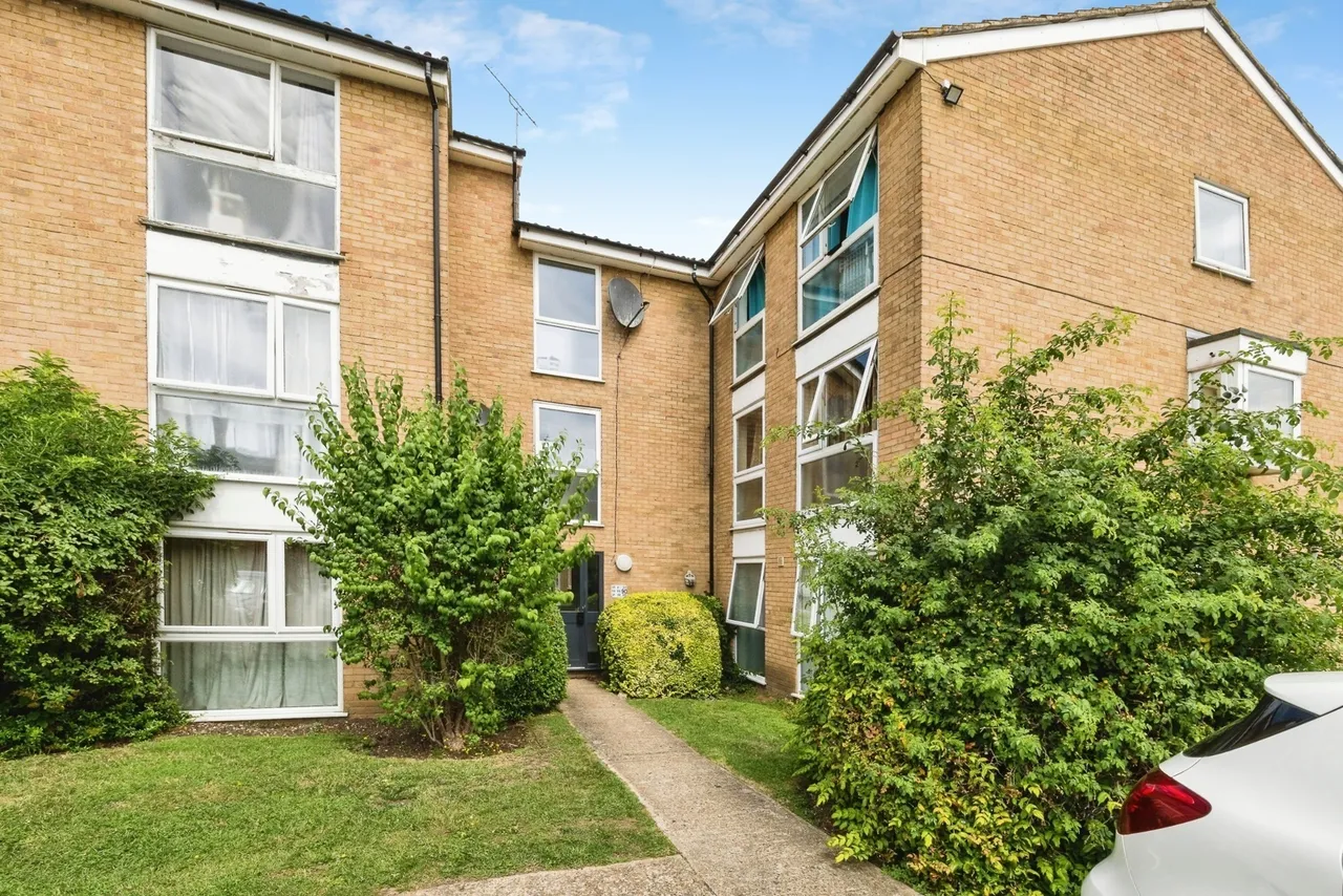 2 bed flat for sale — Trotwood, Chigwell, Essex, IG7