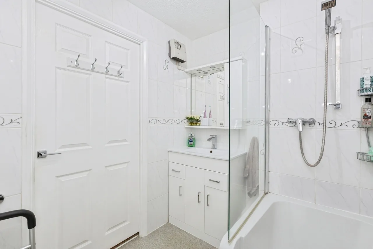 Limewood Court, Beehive Lane, Ilford, IG4, photo 12