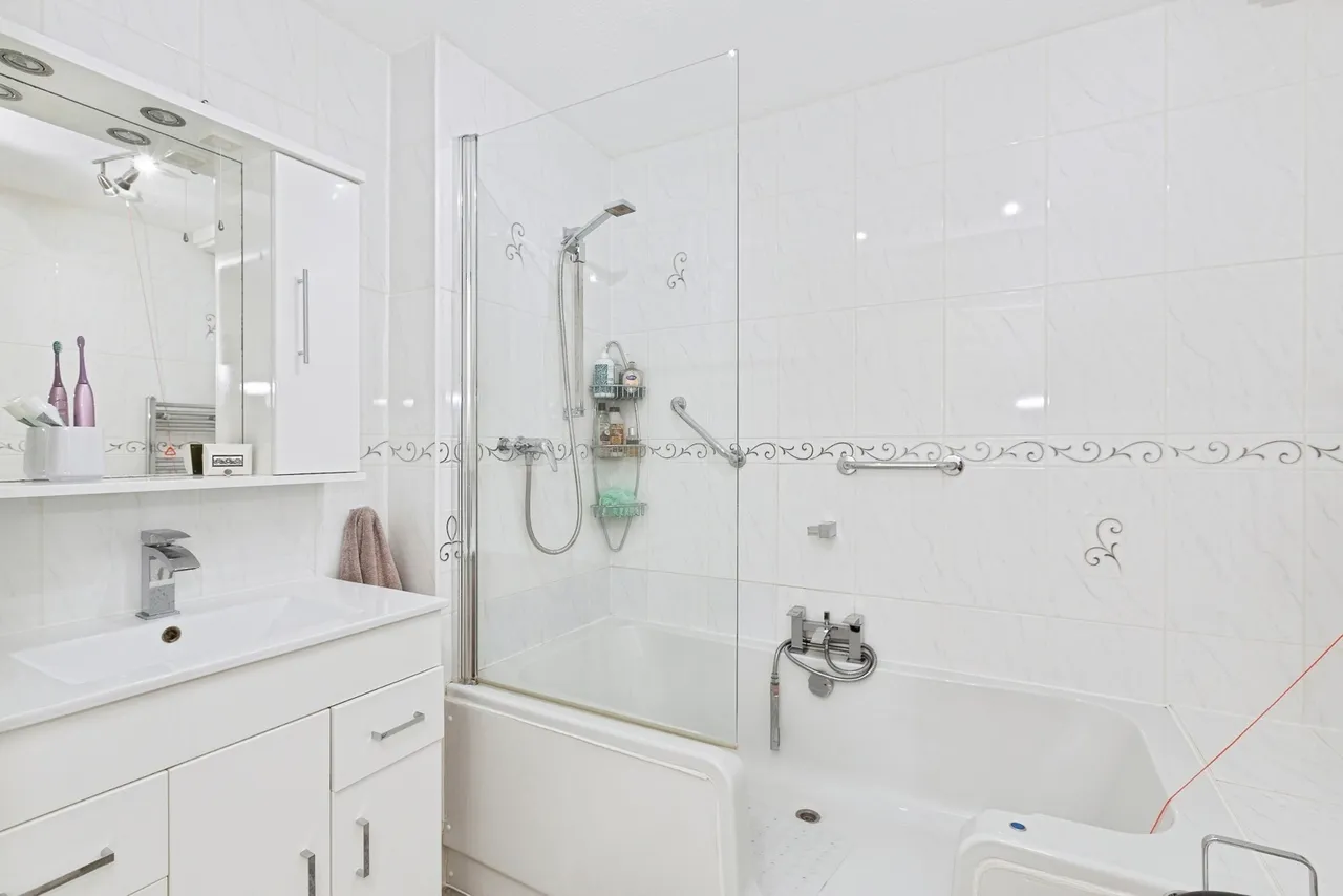 Limewood Court, Beehive Lane, Ilford, IG4, photo 11