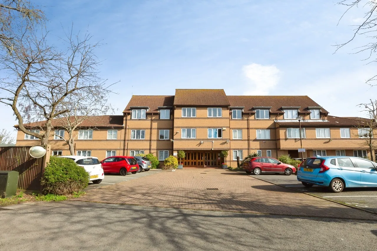 1 bed flat for sale — Limewood Court, Beehive Lane, Ilford, IG4