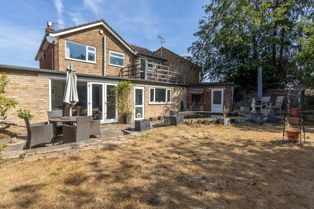 4 bed house for sale — Lindley Road, Walton-on-thames, KT12 3EZ
