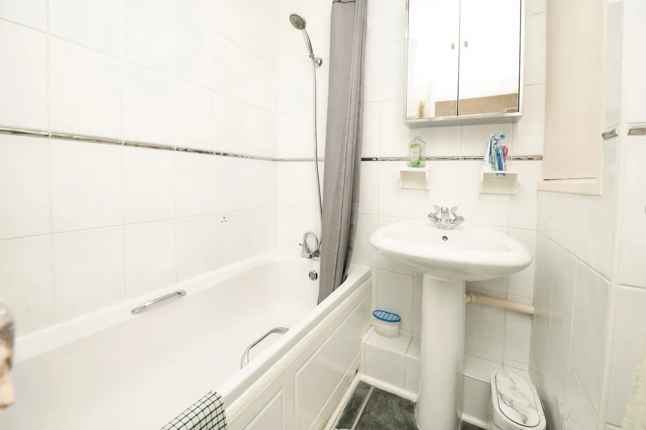 Chaplaincy Gardens, Hornchurch, RM11, photo 6