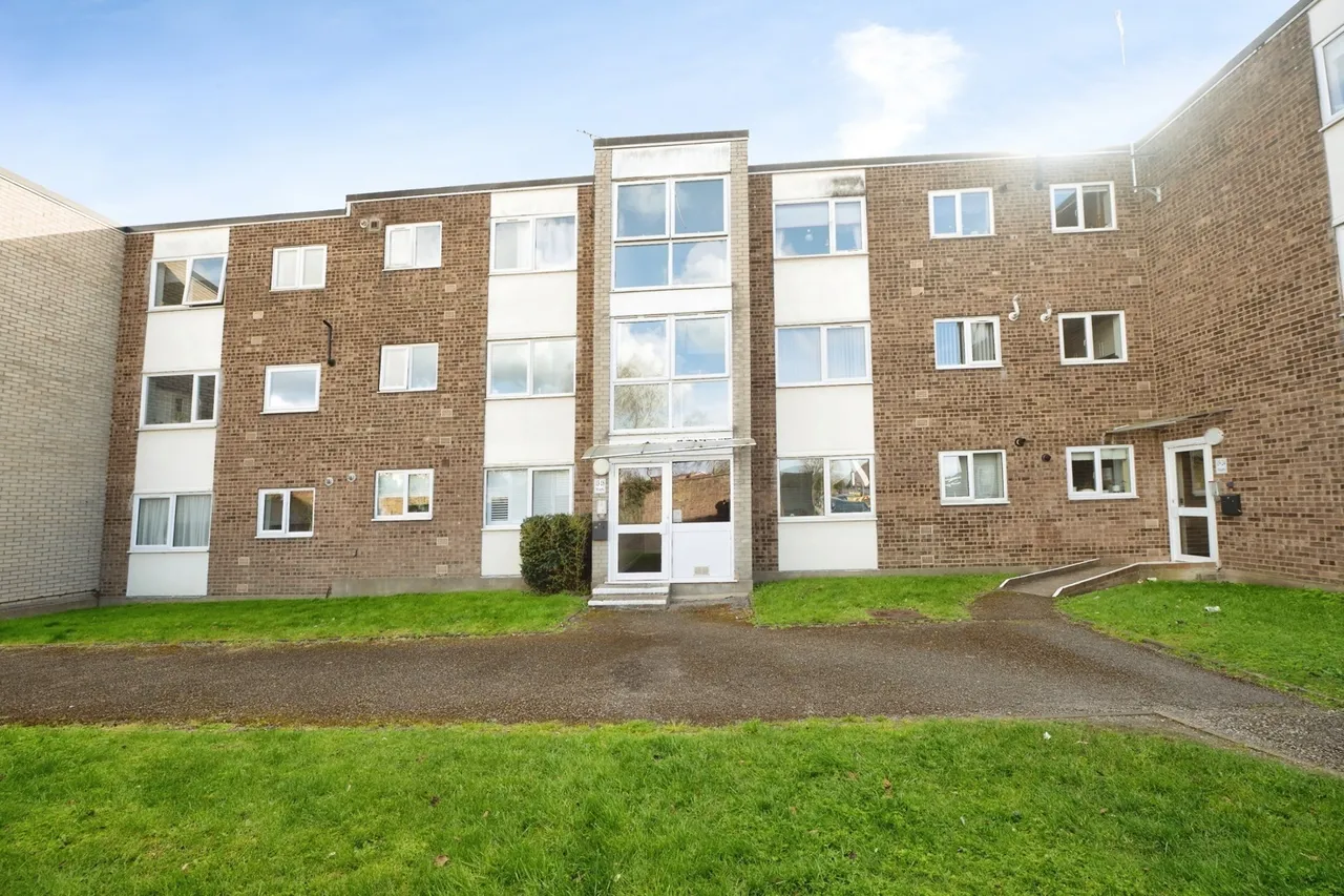 2 bed flat for sale — Chaplaincy Gardens, Hornchurch, RM11