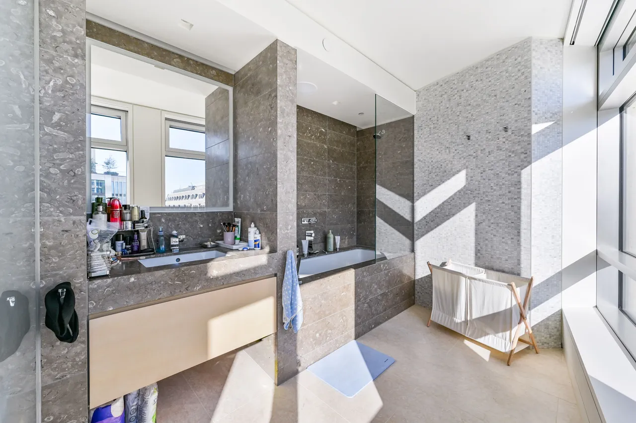 Apartment 76, Centre Point, 101-103 New Oxford Street, London, photo 6