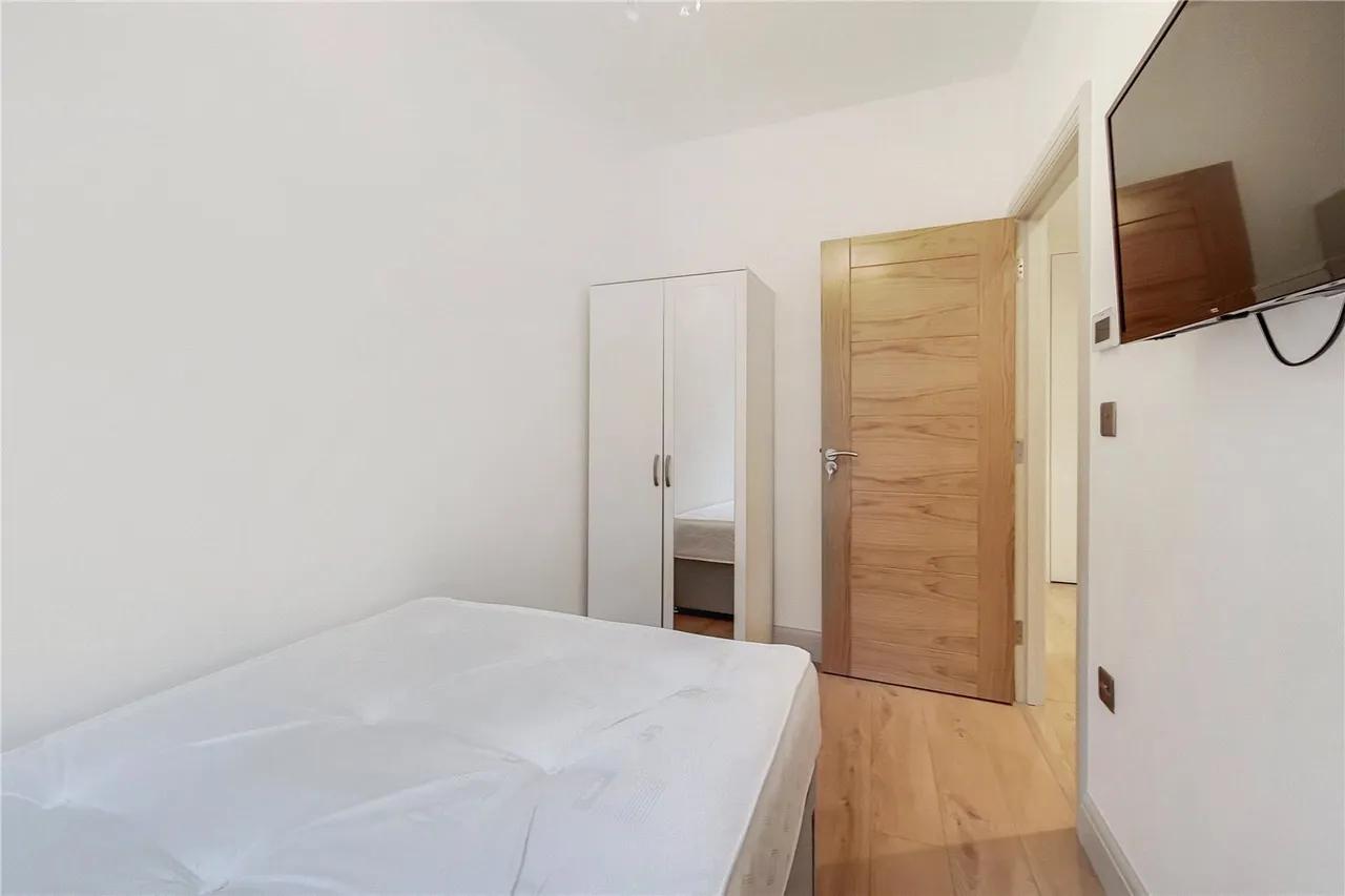Upper Richmond Road, London, SW15, photo 5