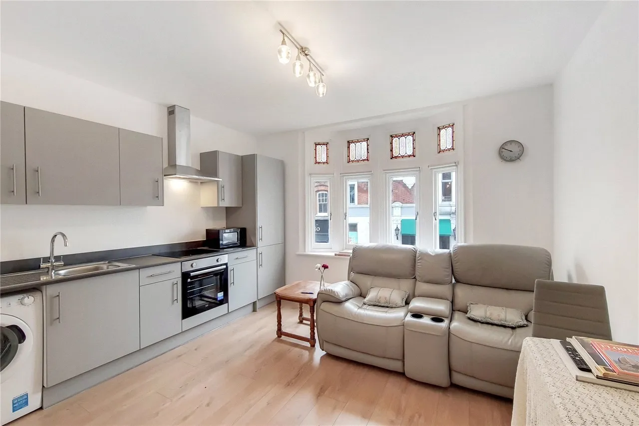 2 bed flat to rent, Upper Richmond Road, London, SW15