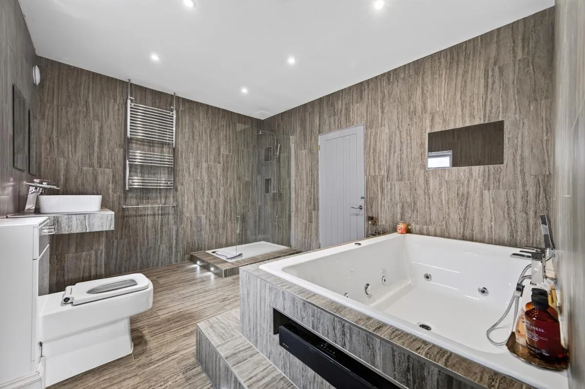 Sketchley Road, Burbage, LE10, photo 17