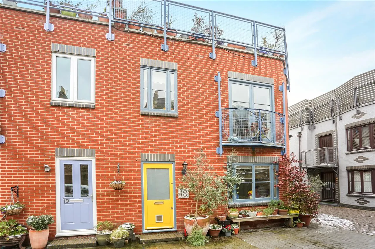 Marlborough Yard, London, photo 2