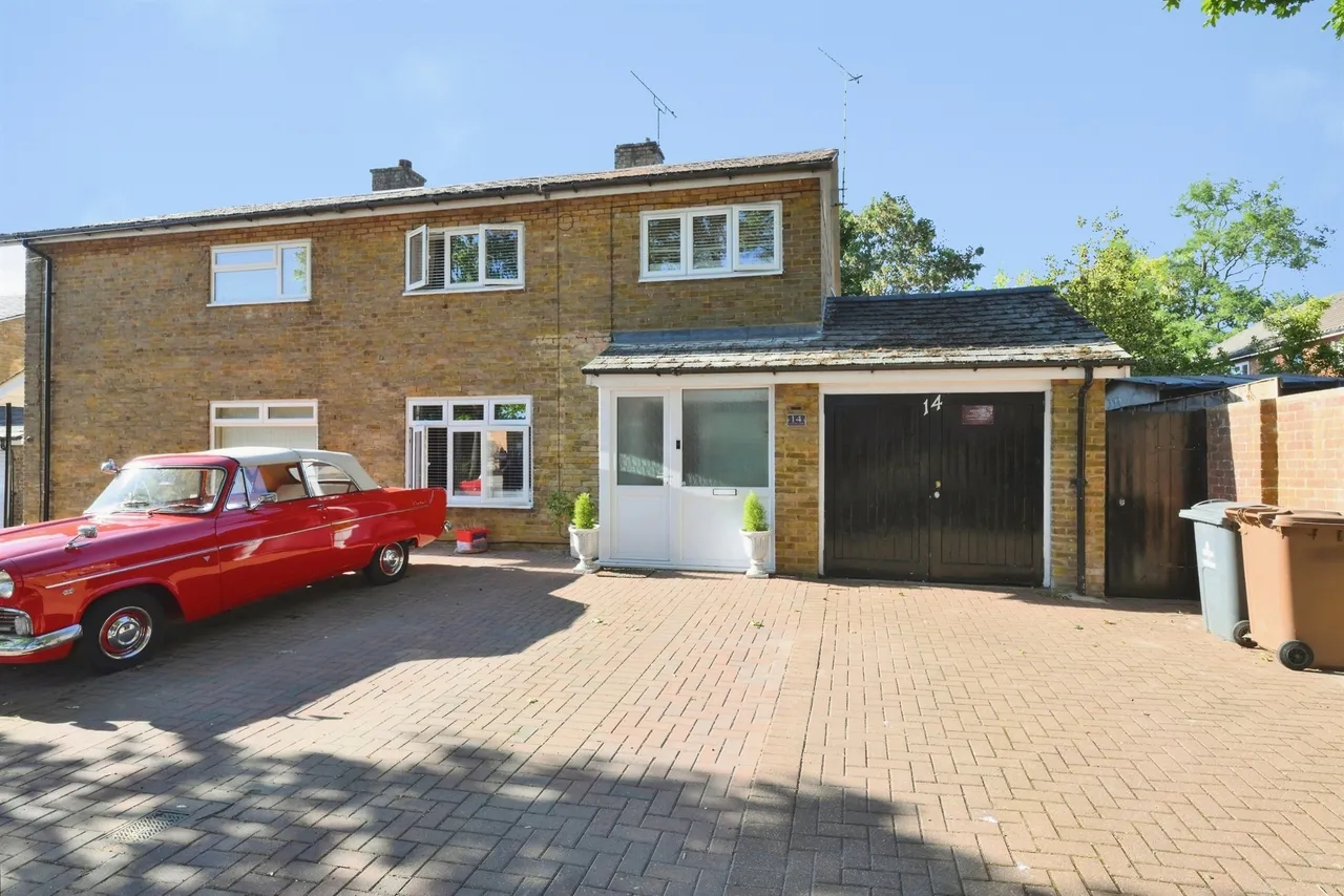 3 bed house for sale — Cuttys Lane, Stevenage