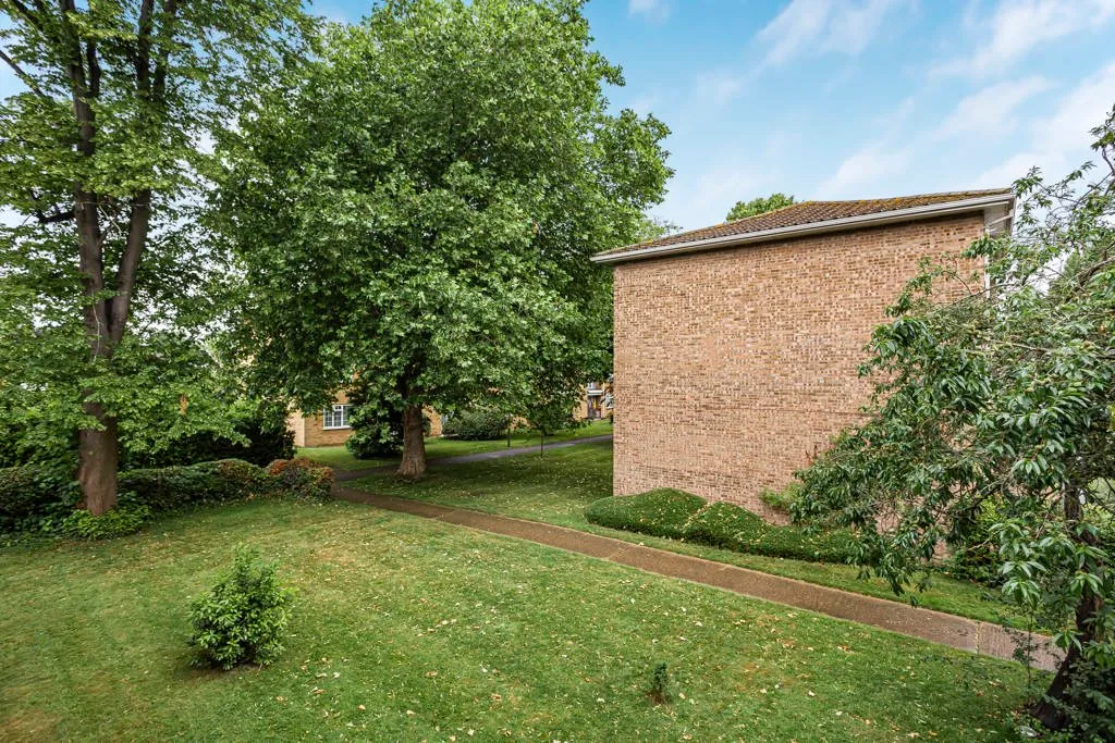Waters Drive, Staines-upon-Thames, TW18, photo 10