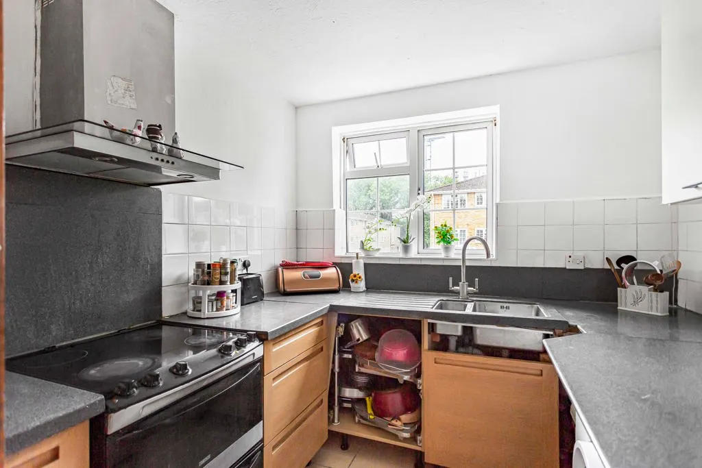 Waters Drive, Staines-upon-Thames, TW18, photo 4
