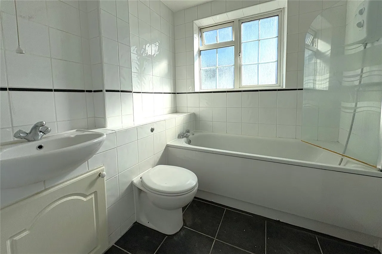 Waters Drive, Staines-upon-Thames, TW18, photo 7