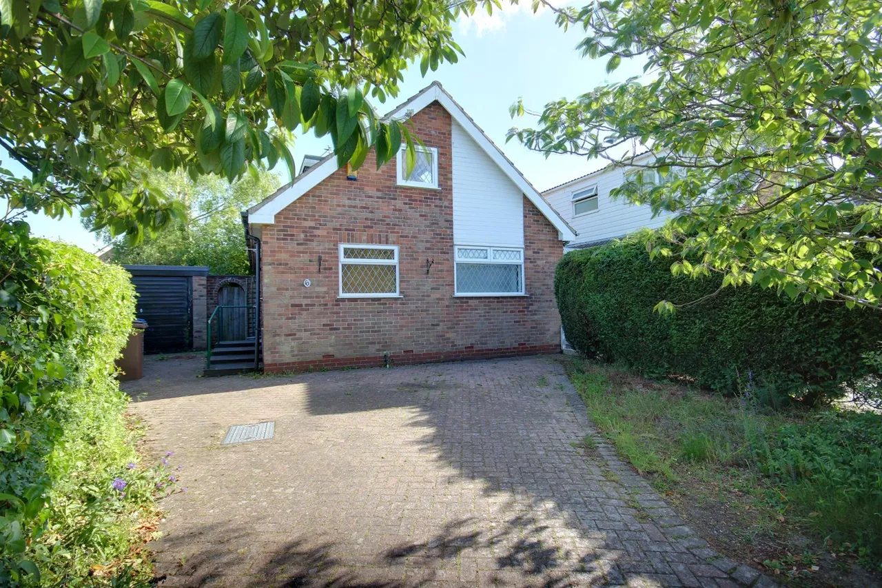 4 bed house for sale — Driffield Close, Cottingham