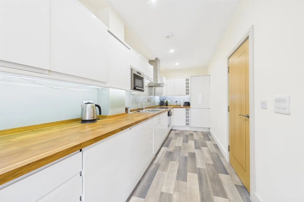 Coombe Lane, London, SW20, photo 7