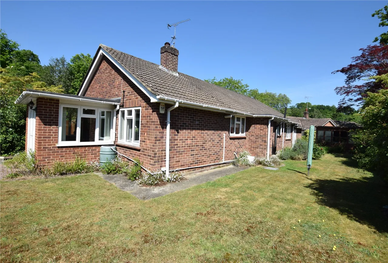 Carlyon Close, Farnborough, Hampshire, GU14 7BX, photo 2