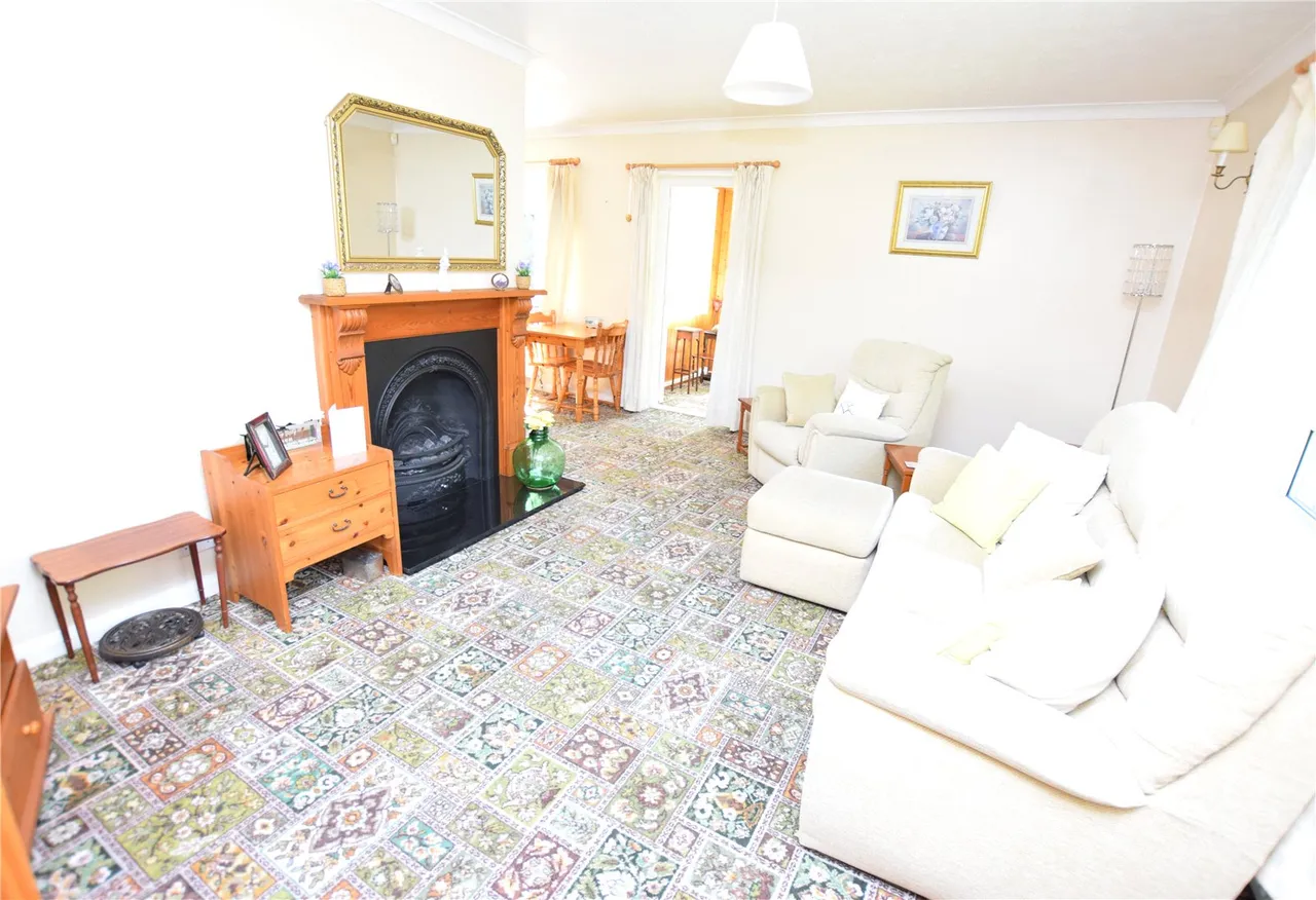 Carlyon Close, Farnborough, Hampshire, GU14 7BX, photo 4