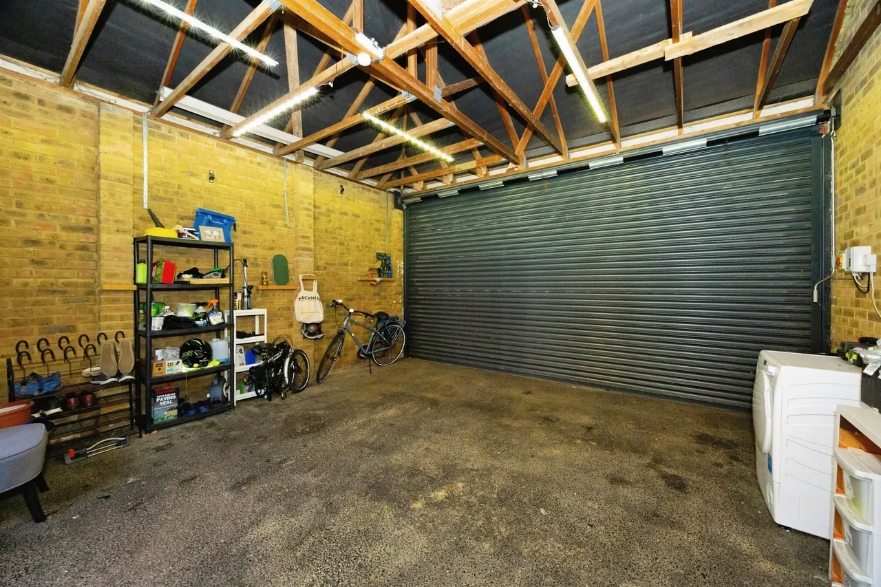 Finn Farm Road, Kingsnorth, TN25, photo 3