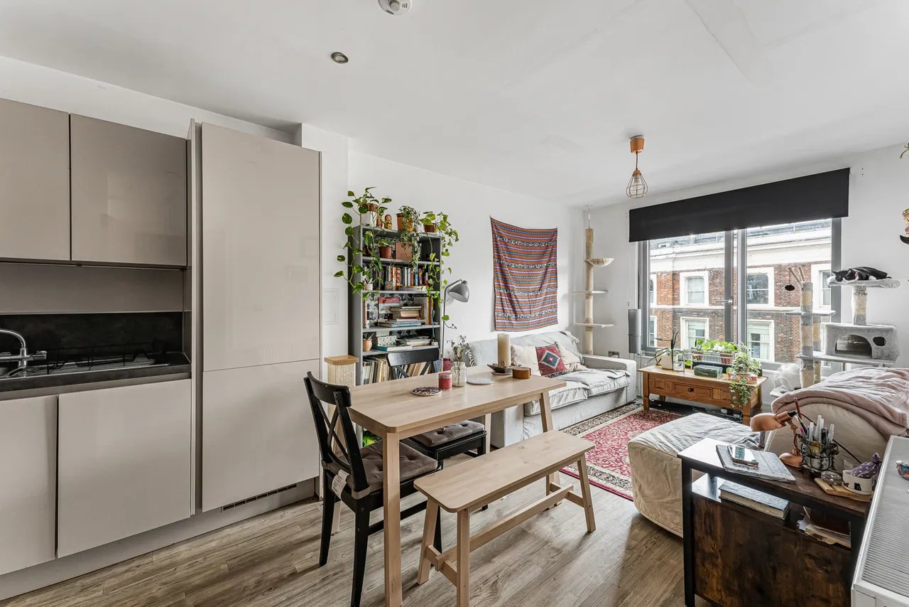 1 bed flat for sale, Kingsland High Street, London, E8