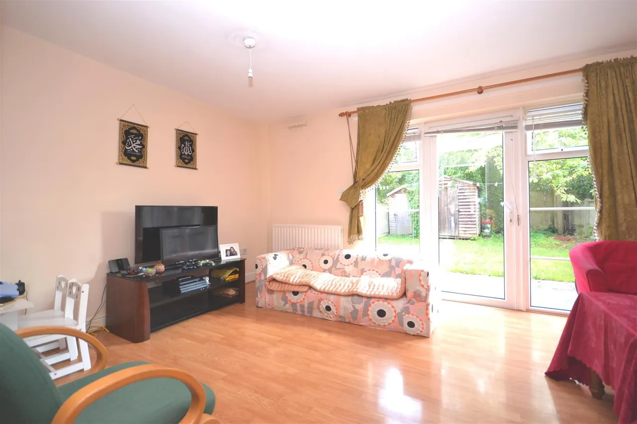3 bed house for sale — Lisbon Close, London, Greater London E17 5YB