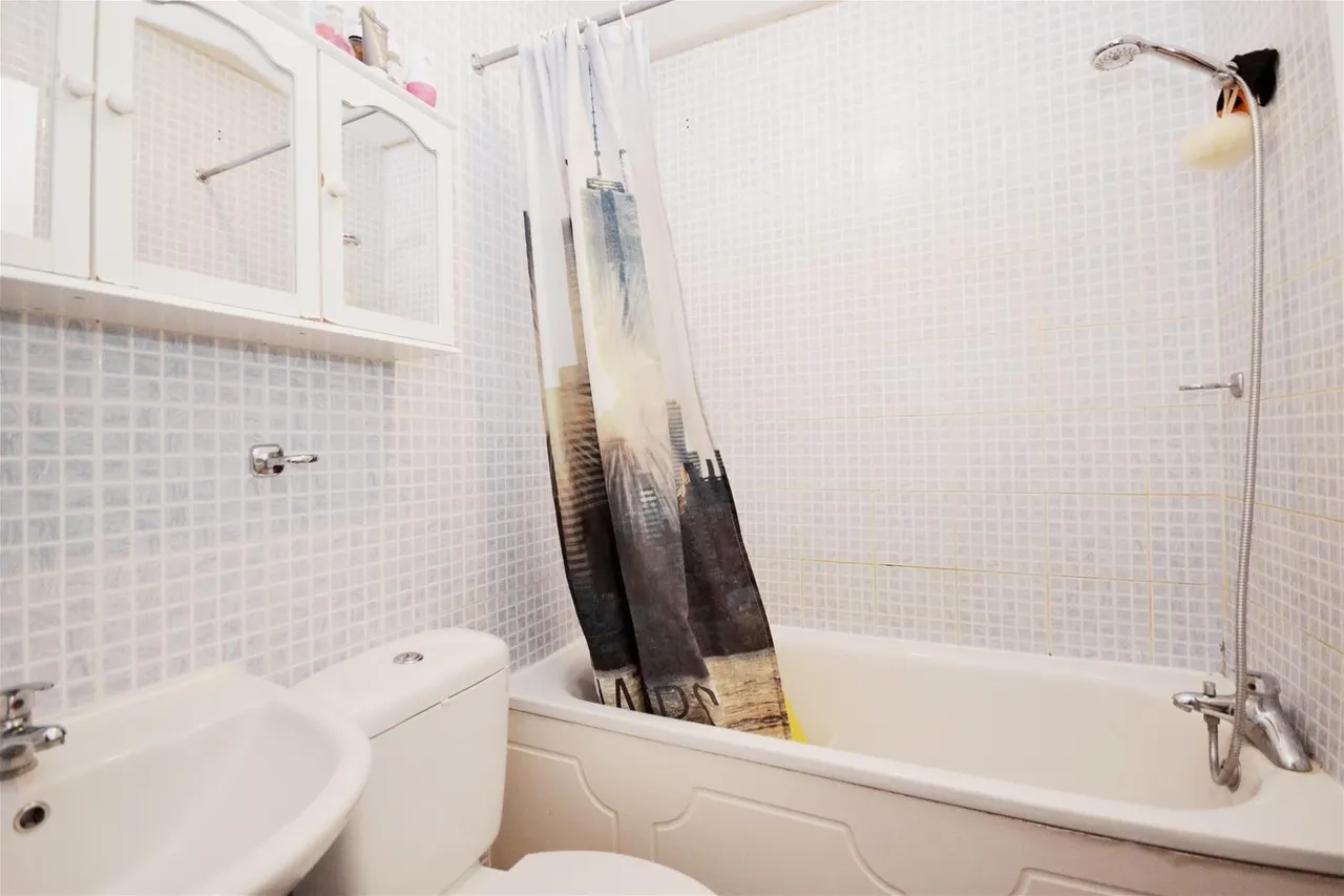 Lisbon Close, London, Greater London E17 5YB, photo 5