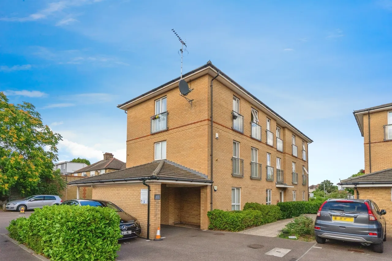 1 bed flat for sale — Champness Road, Barking