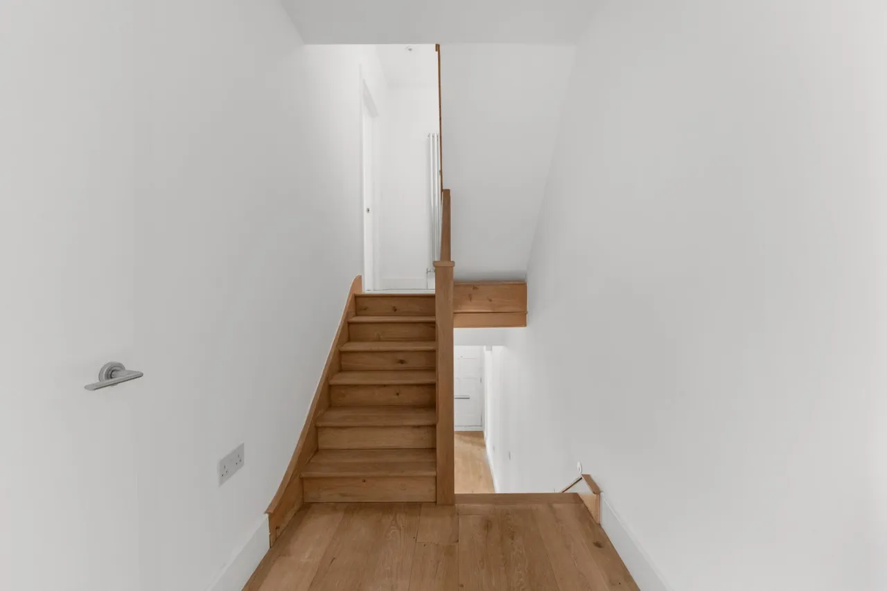 Tonsley Hill, London, SW18, photo 12
