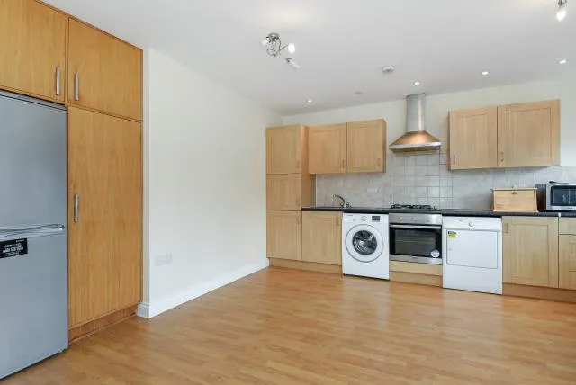 2 bed flat to rent, High Street, Camberley, GU15