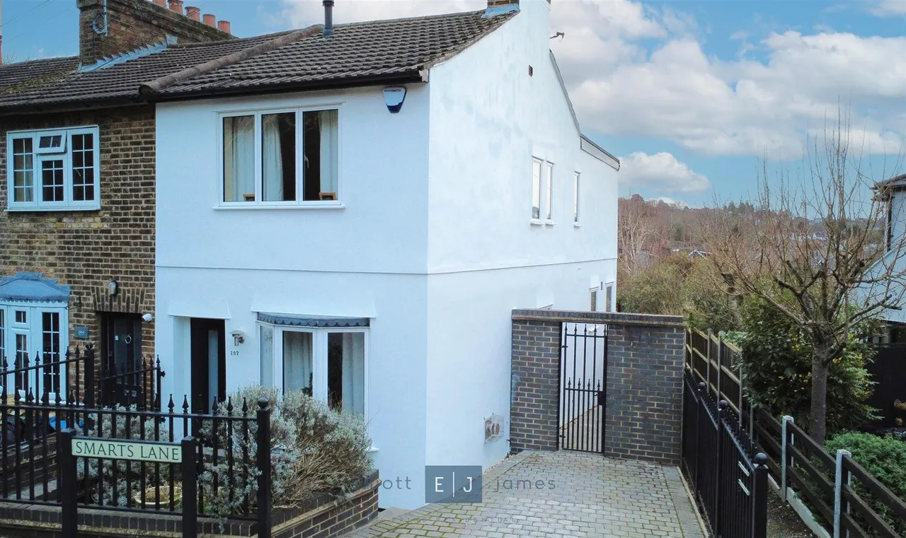 2 bed house for sale — Smarts Lane, Loughton