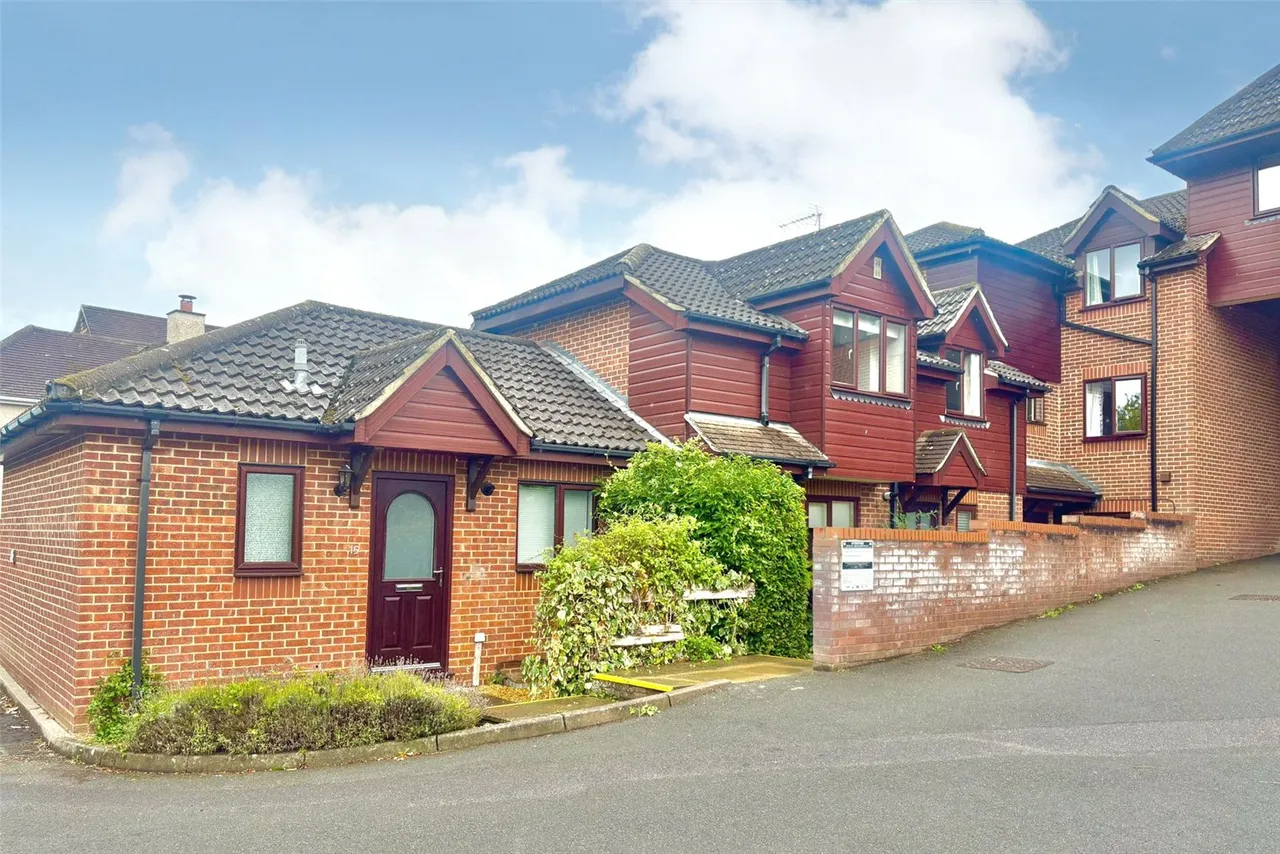 1 bed flat for sale — Weydon Lane, Farnham, Surrey, GU9 8UY