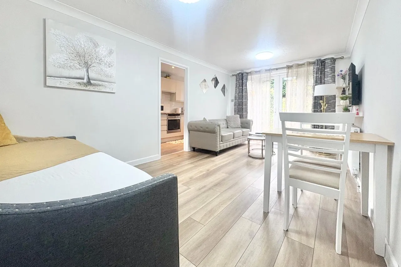 Weydon Lane, Farnham, Surrey, GU9 8UY, photo 2