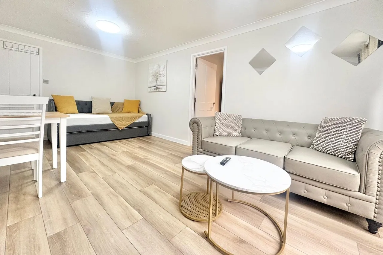 Weydon Lane, Farnham, Surrey, GU9 8UY, photo 10