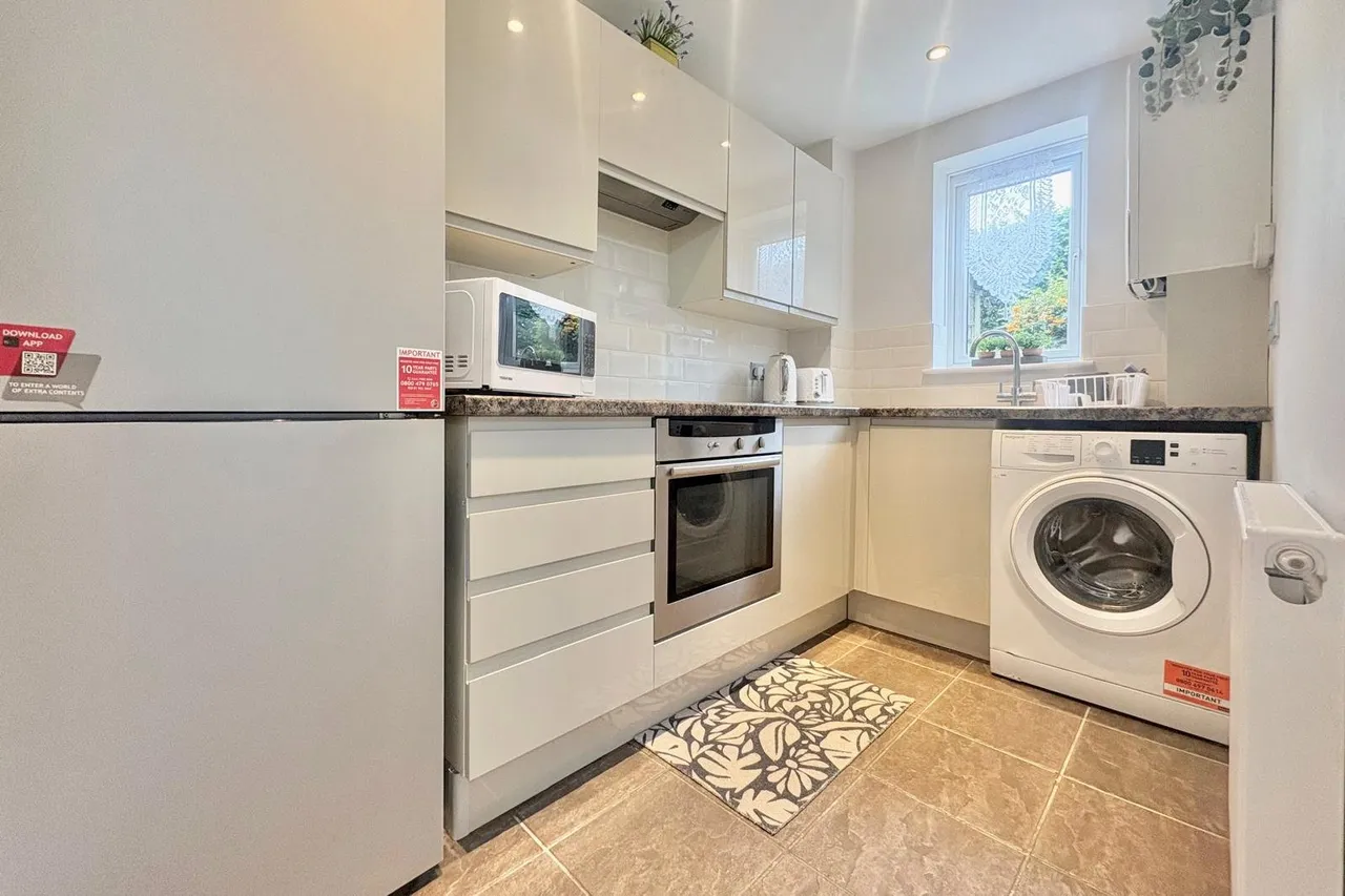 Weydon Lane, Farnham, Surrey, GU9 8UY, photo 5