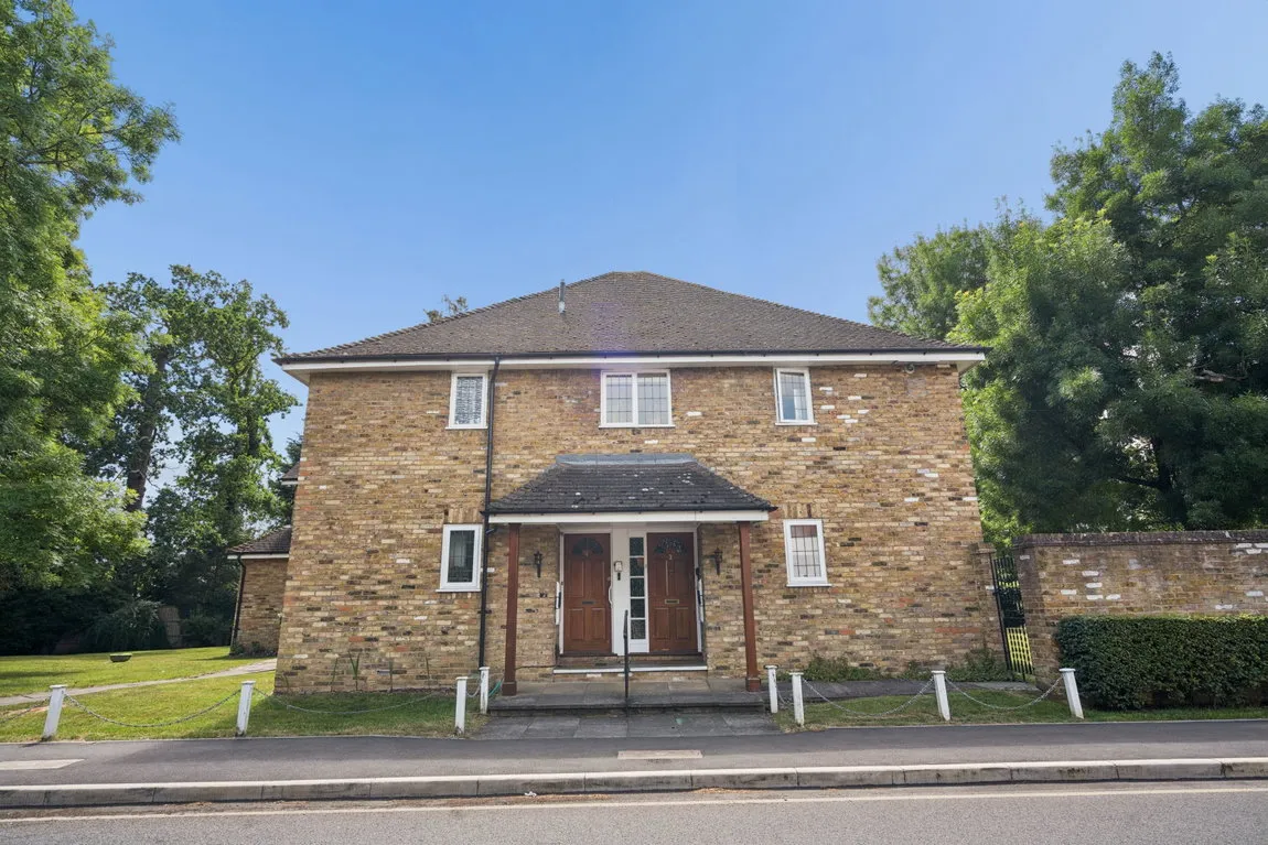 2 bed flat for sale, Mistletoe Lodge, Pinner, HA5