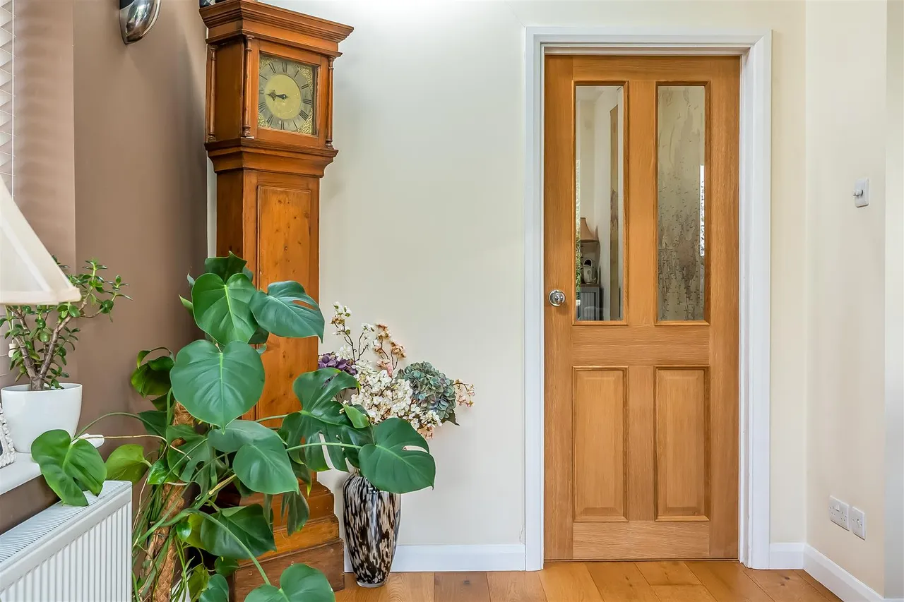 Virginia Close, Ashtead, KT21, photo 9