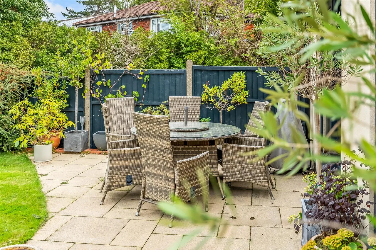 Virginia Close, Ashtead, KT21, photo 32