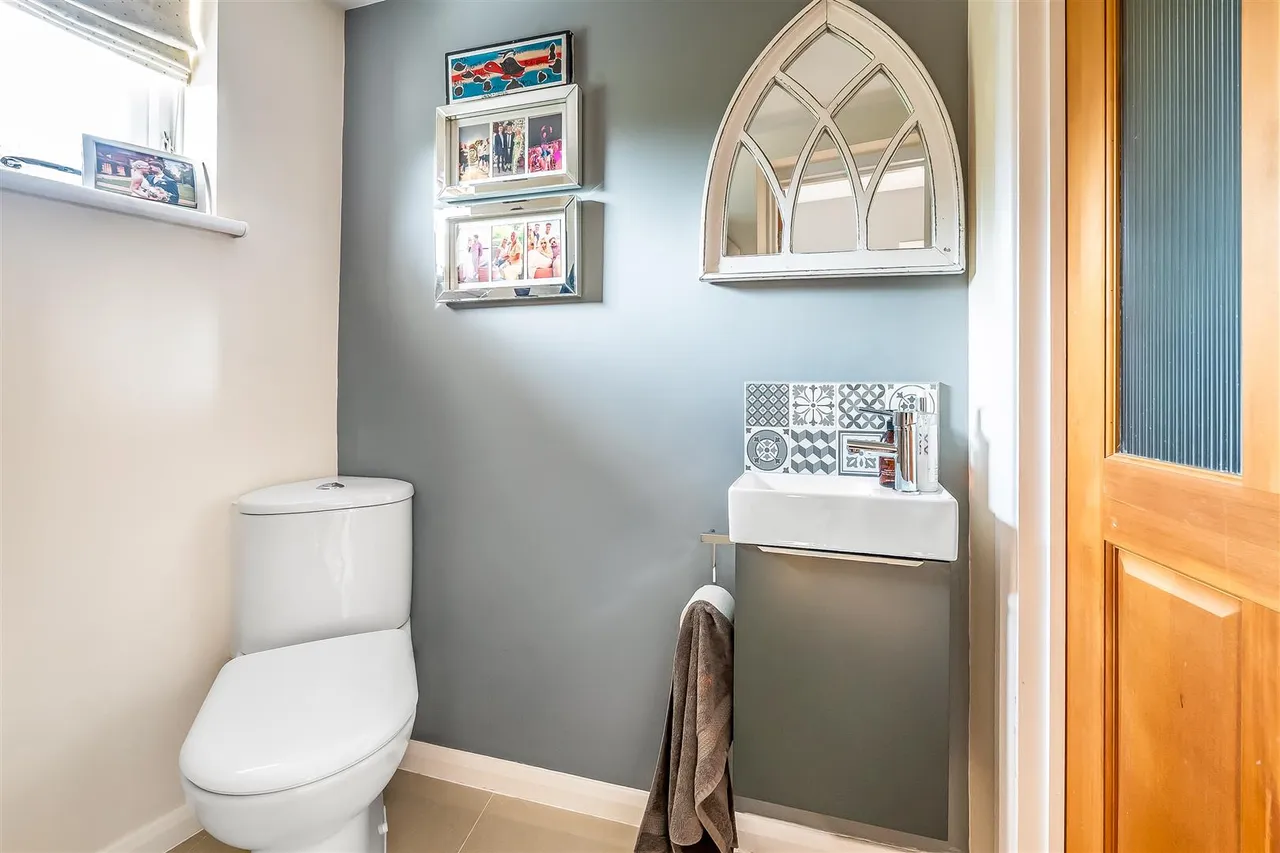 Virginia Close, Ashtead, KT21, photo 13