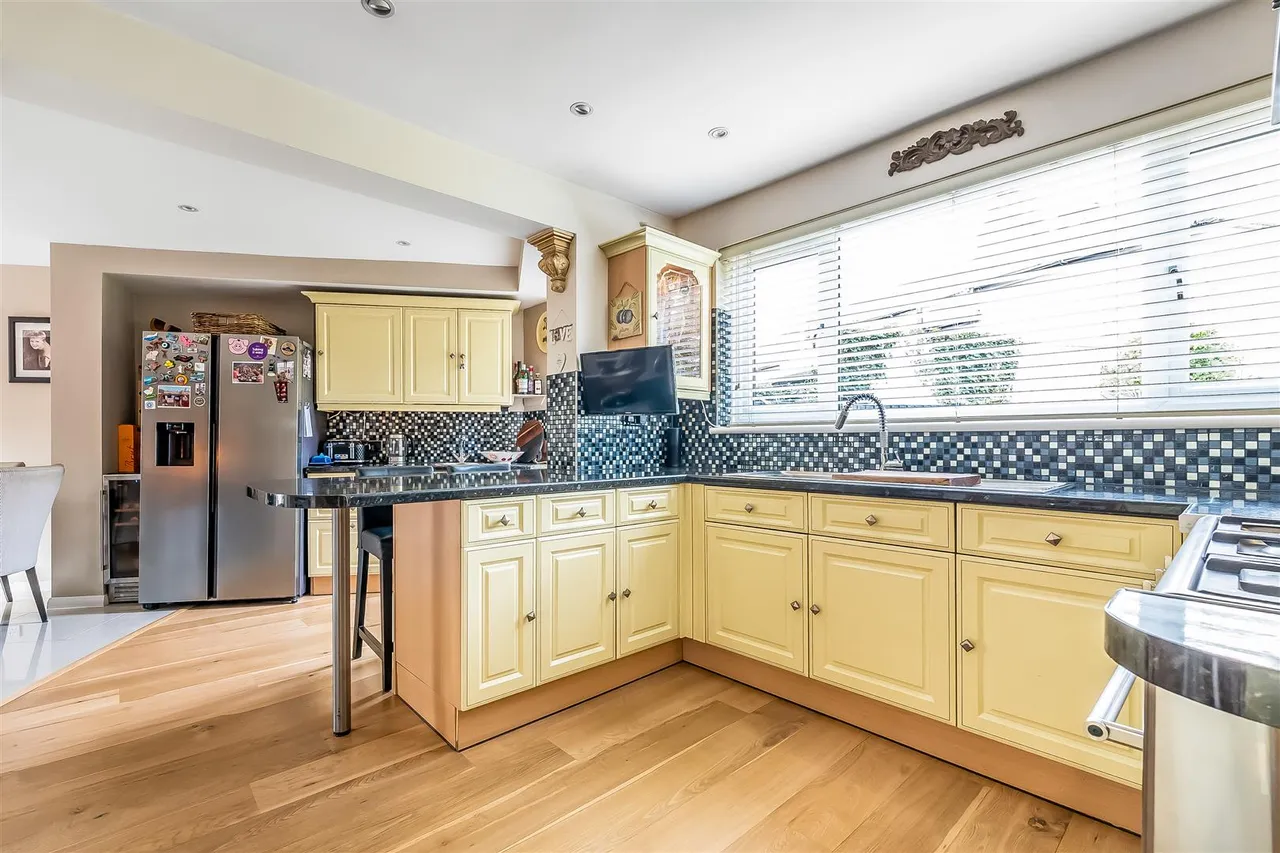 Virginia Close, Ashtead, KT21, photo 11