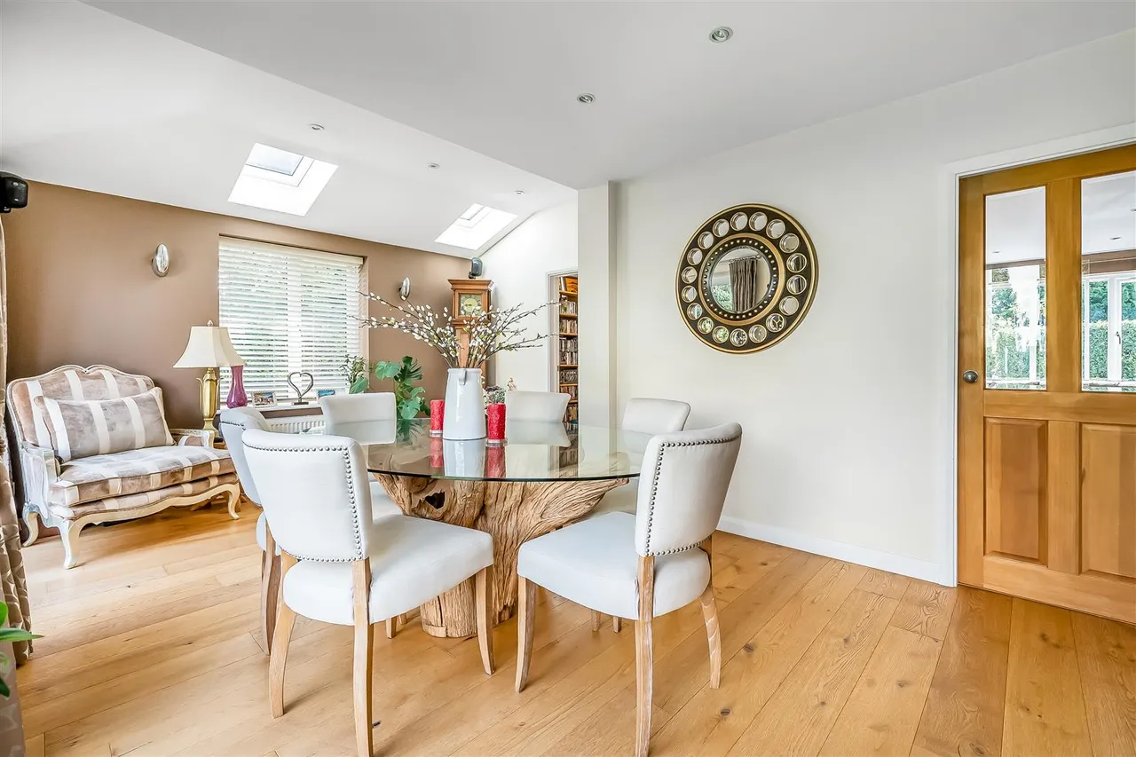 Virginia Close, Ashtead, KT21, photo 2