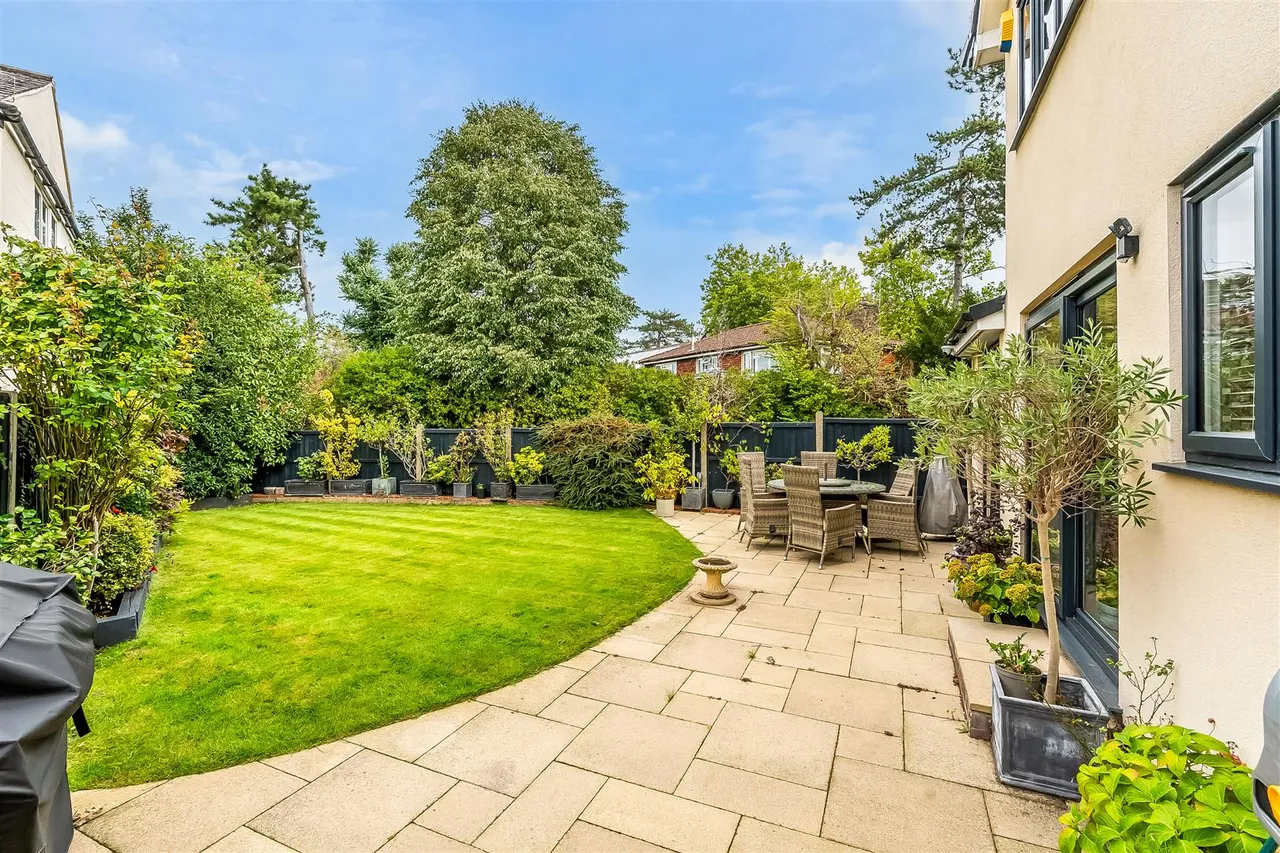 Virginia Close, Ashtead, KT21, photo 31